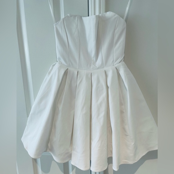 House of CB EMMANUELA
White Strapless Pleated Mini Dress size Small Cup A-C NWOT - Picture 3 of 5